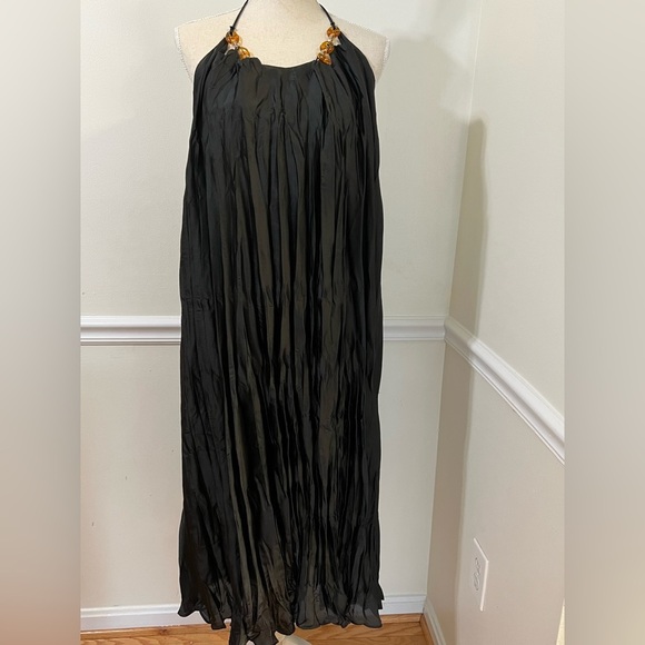 Elegant Black Halter Dress - Picture 1 of 7